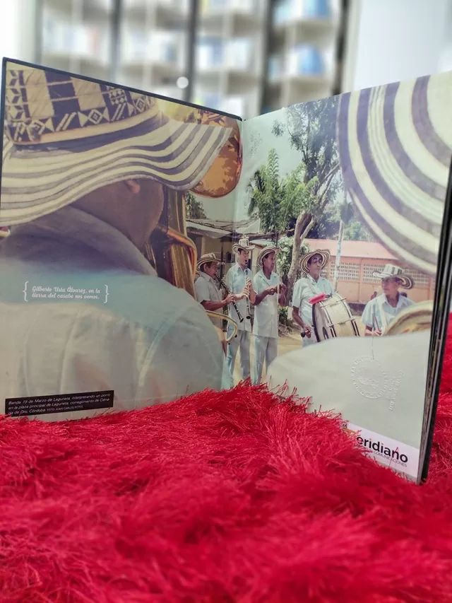 Foto del libro tributo al porro- Personas bailando porro