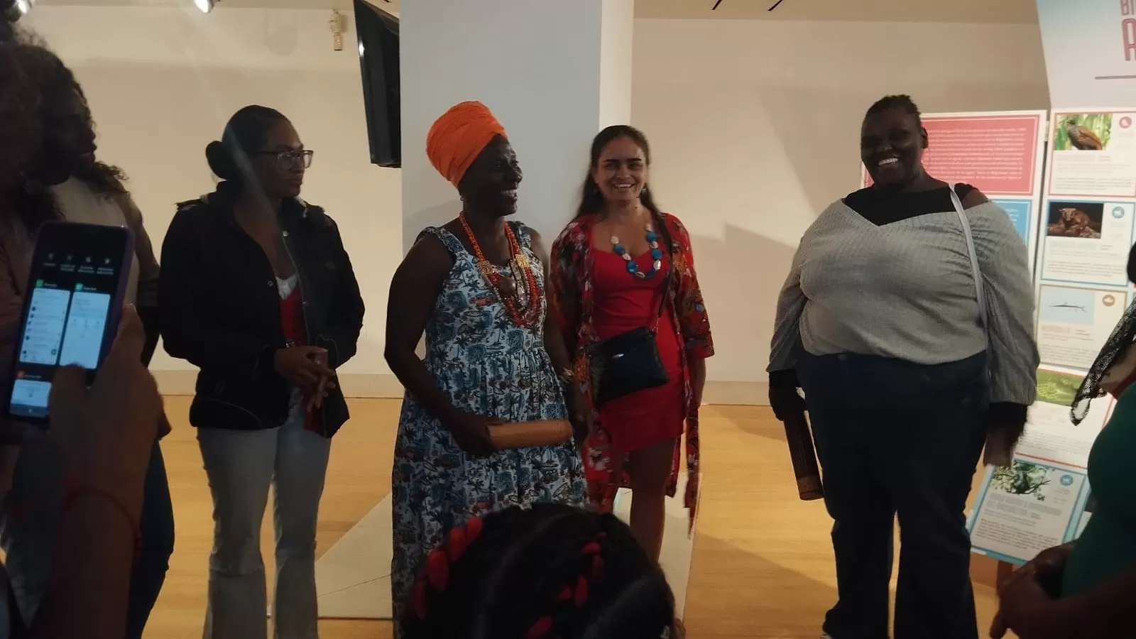 mujeres del Pacífico cantando en la sala de exposiciones del Centro Cultural del Banco de la República de Cali