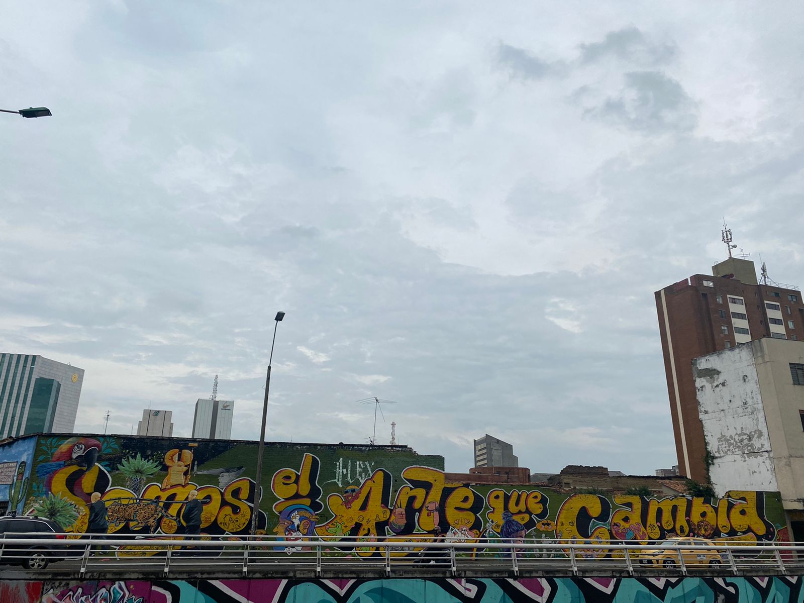 Puente sobre la calle 5 en Cali 