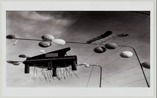 Fotografía_Piano volando_Leo Matiz_1950_ 640x400