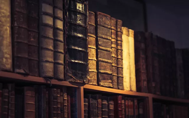 Foto a color de una librería antigua
