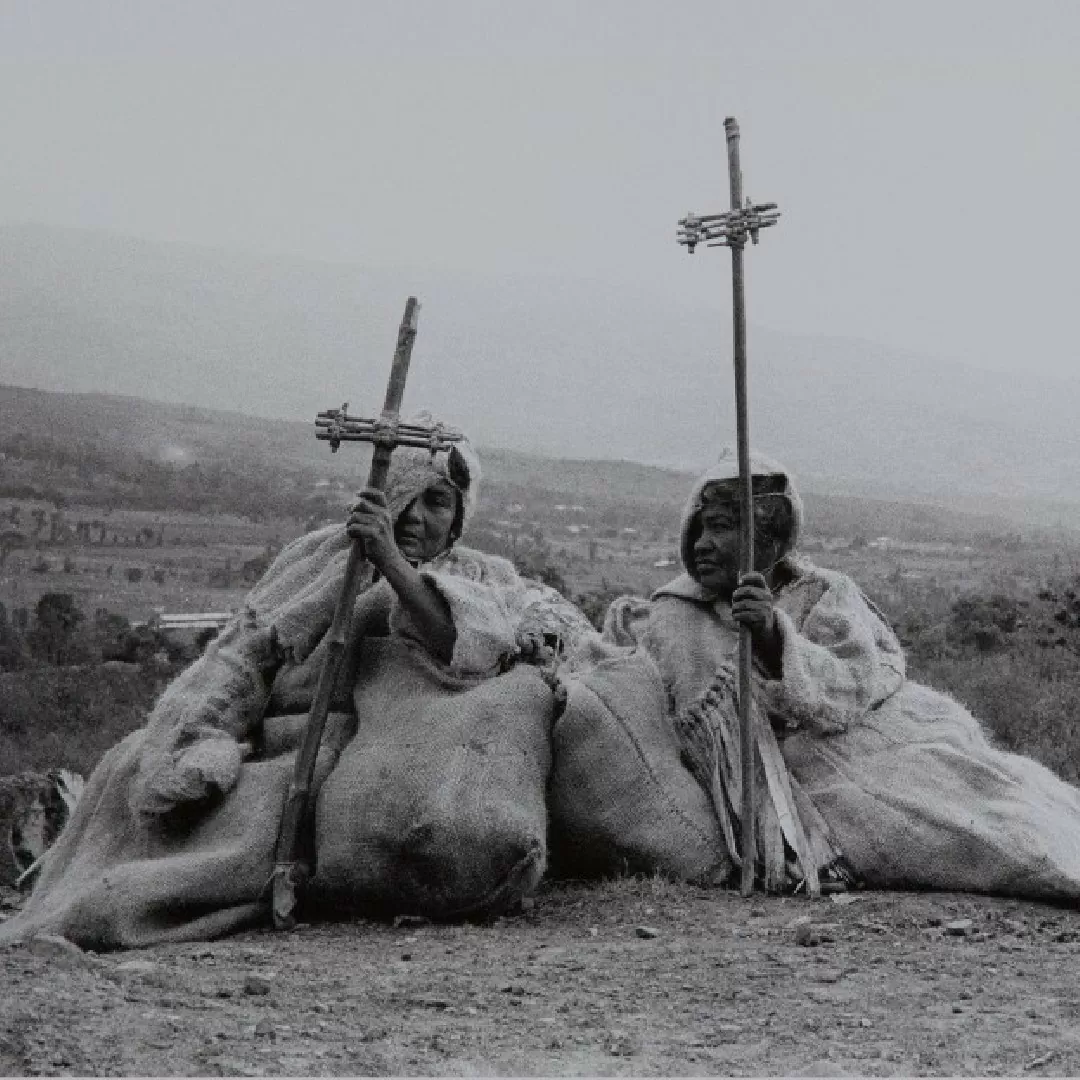 Un retrato de dos mujeres pertenecientes a la secta que fue tomada por Jorge Silva en 1973 en inmediaciones del municipio de Nilo, en Cundinamarca.