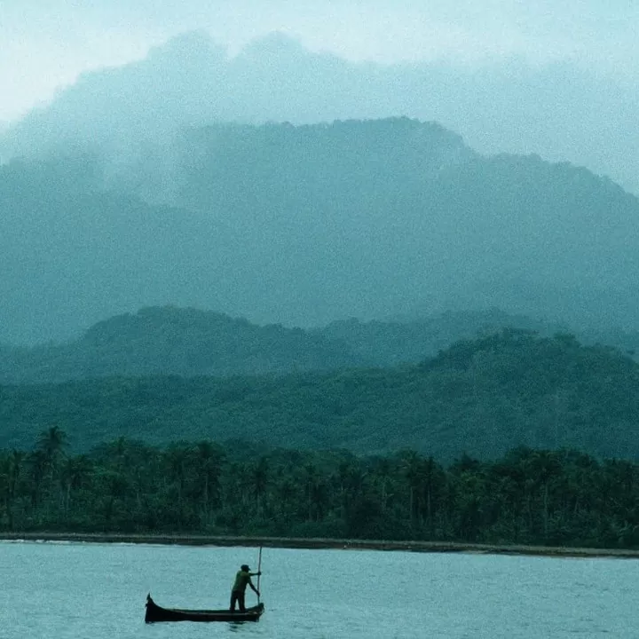 Fotografía de un paisaje en el cual su composición permite apreciar un horizonte que parece dividido por capas