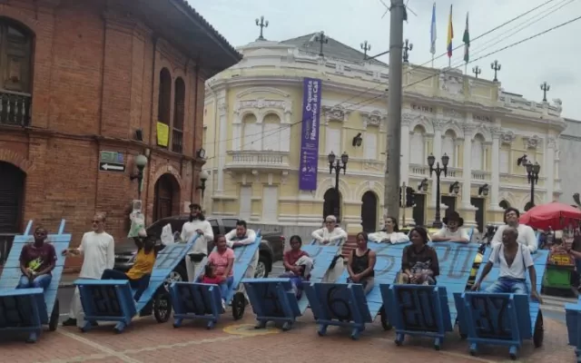 Grupo de personas en una manifestación Pacífica