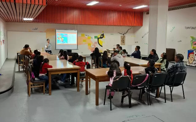 En la imagen se observa un grupo de niños que participaron en el Club de ciencias