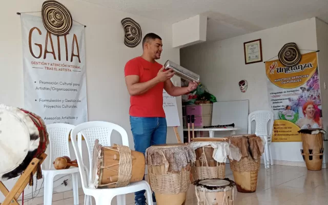 tallerista mostrando y enseñando instrumentos de percusión