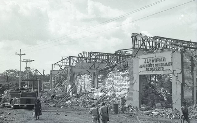 En la foto se observa la destrucción de un almacen de la época