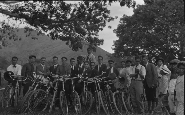 En la foto se observa a un grupo de hombres en bicicletas