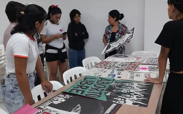 En la imagen se ve a un grupo de mujeres en un taller gráfica feminista