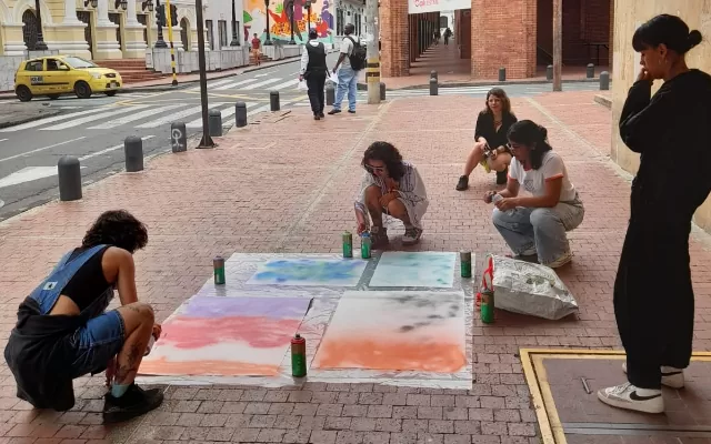 Grupo de mujeres creando carteles en el marco del 8M