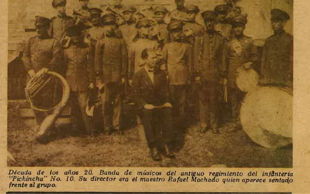 En la foto se puede observar a un grupo de militares tocando trompetas