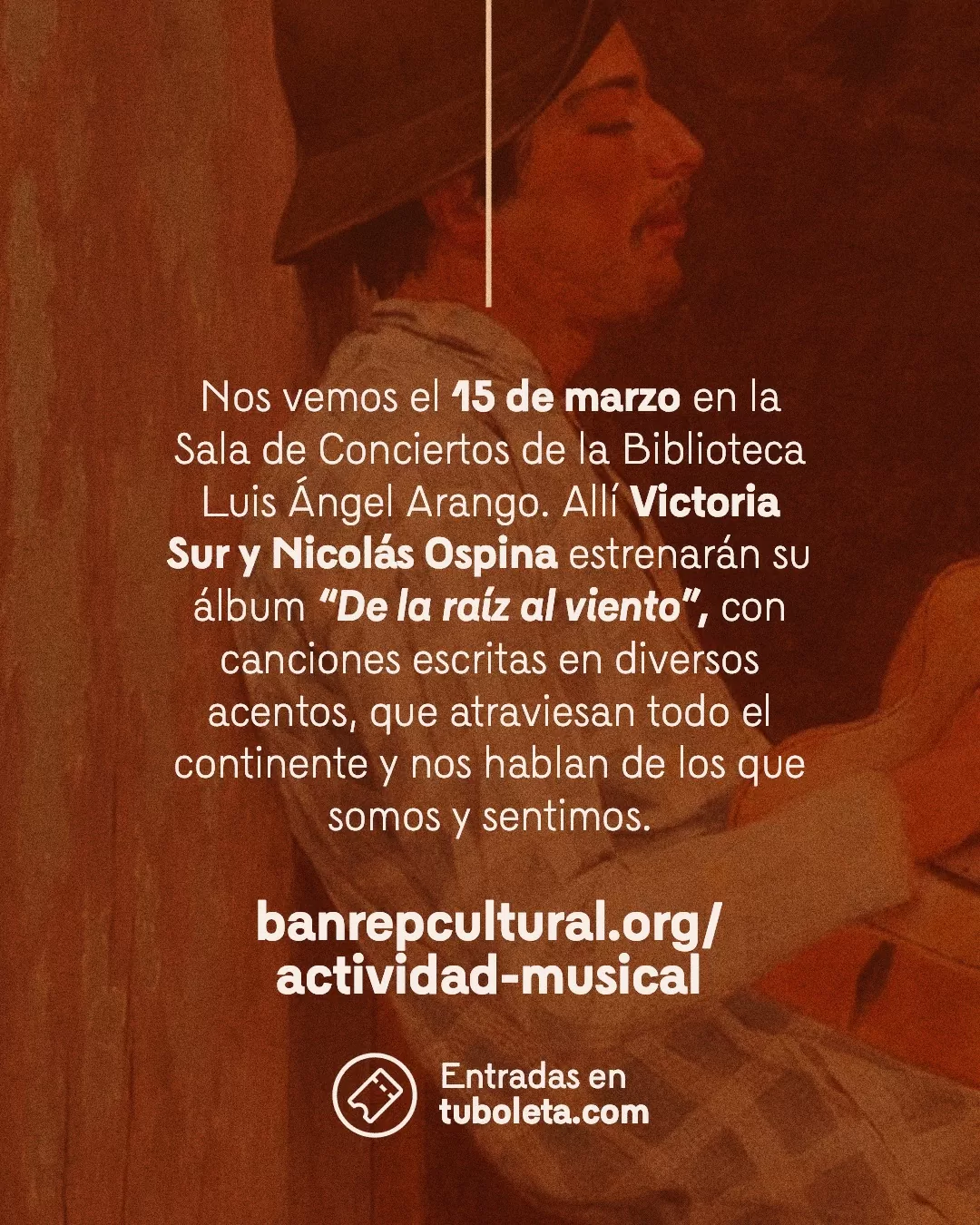 Un hombre tocando la guitarra, sentado en el marco de una ventana 