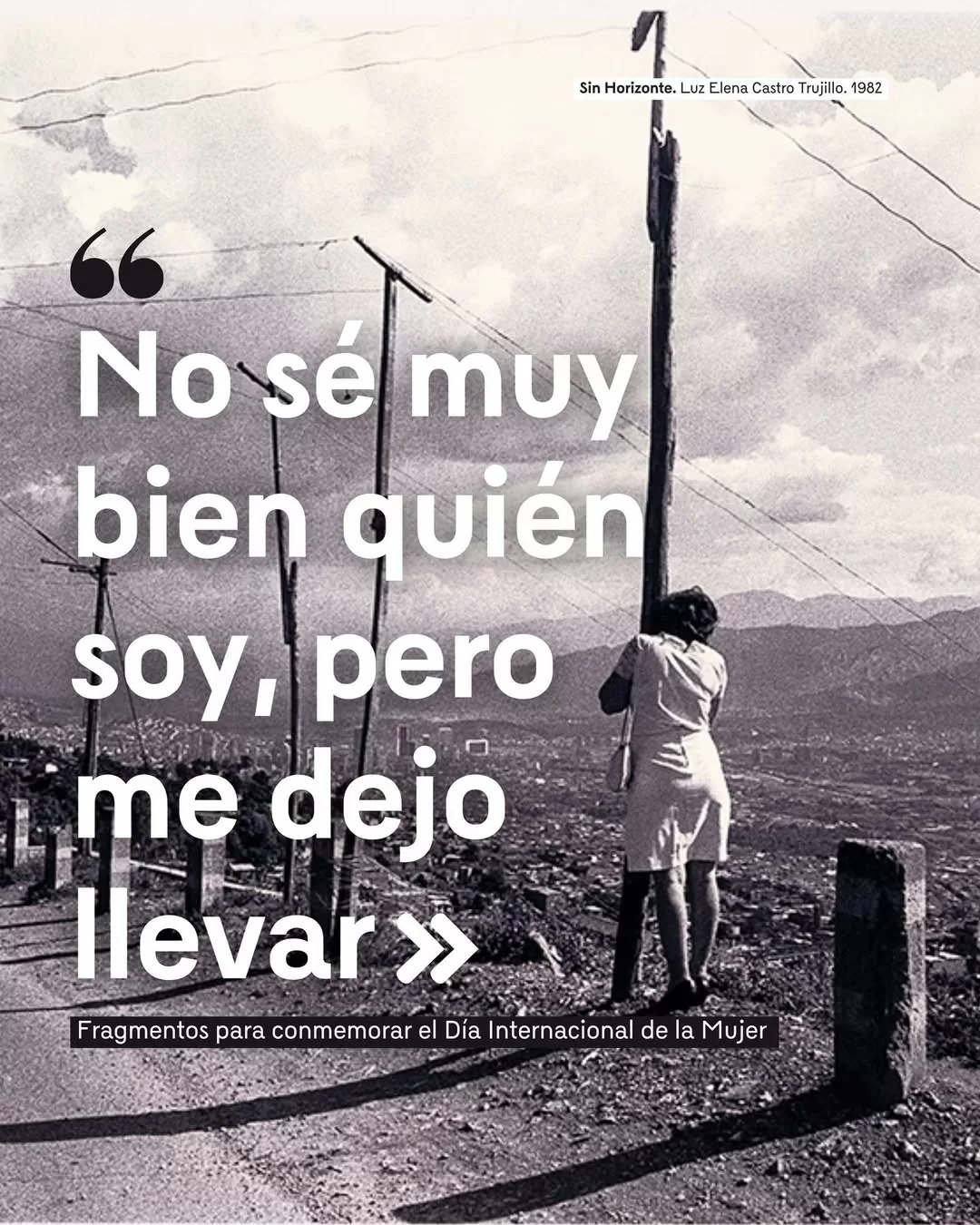 Imagen a blanco y negro de una mujer sosteniendo un poste 