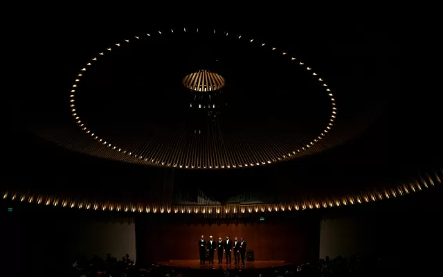 Foto del concierto del ensamble británico The Gesualdo Six en la Sala de Conciertos de la Biblioteca Luis Ángel Arango