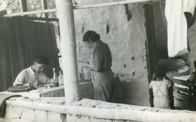 Gregorio Hernández de Alba, su esposa Helena y uno de sus hijos, en uno de sus viajes de trabajo de campo. 