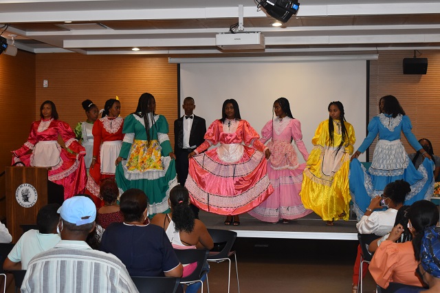 Grupo de danza colegio Brooks Hill usando trajes tradicionales de la isla