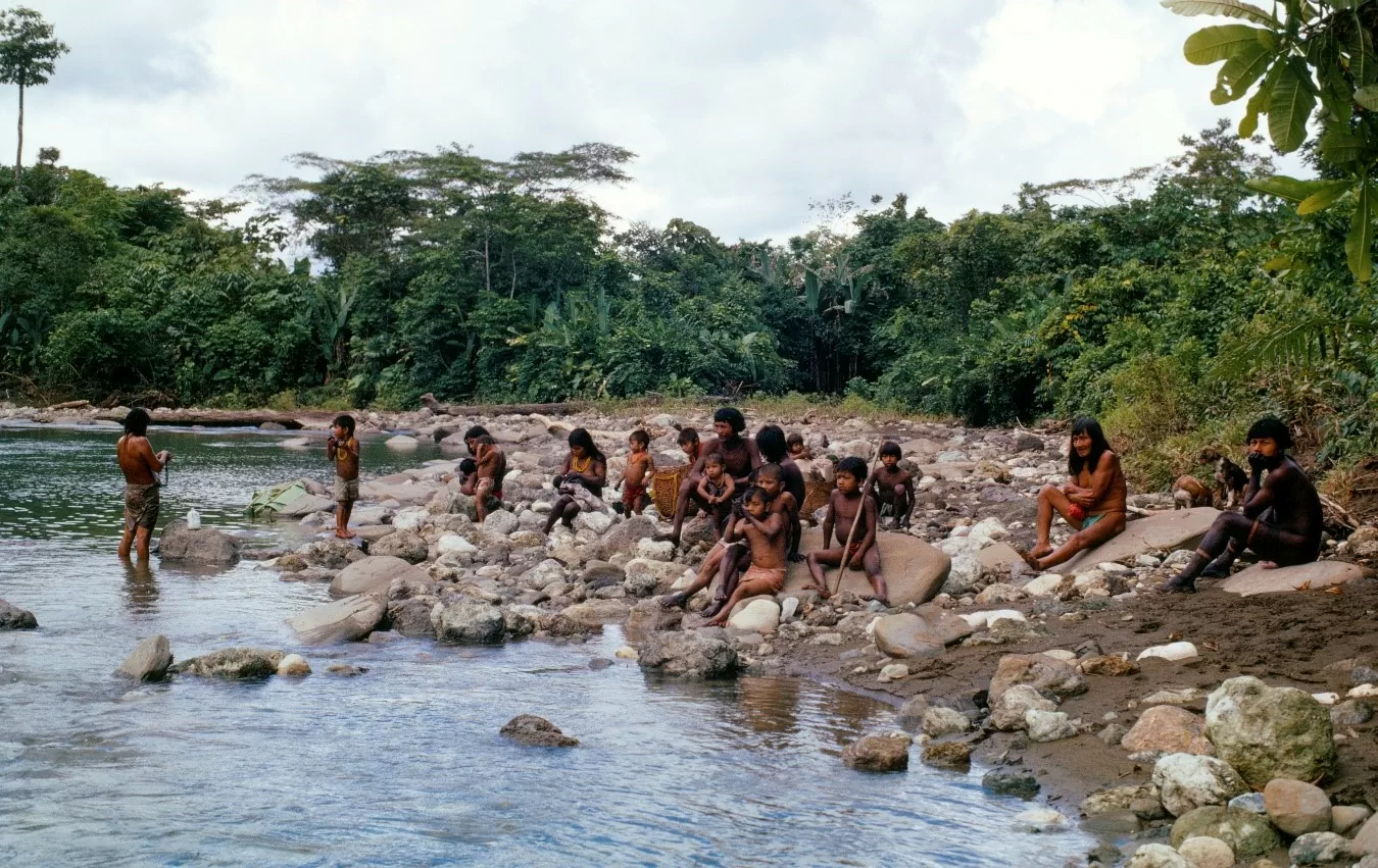 Grupo emberá reunido a la orilla de un río. Chocó, 1970. Brian Moser. 