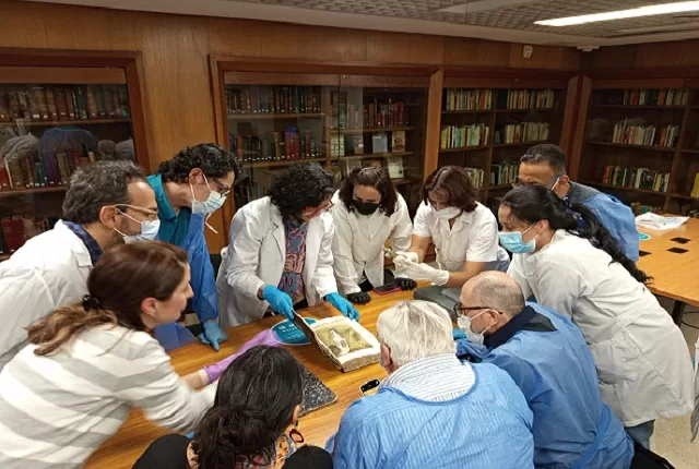 Personas que consultan un libro en la sala de Libros Raros y Manustrcitos BLAA