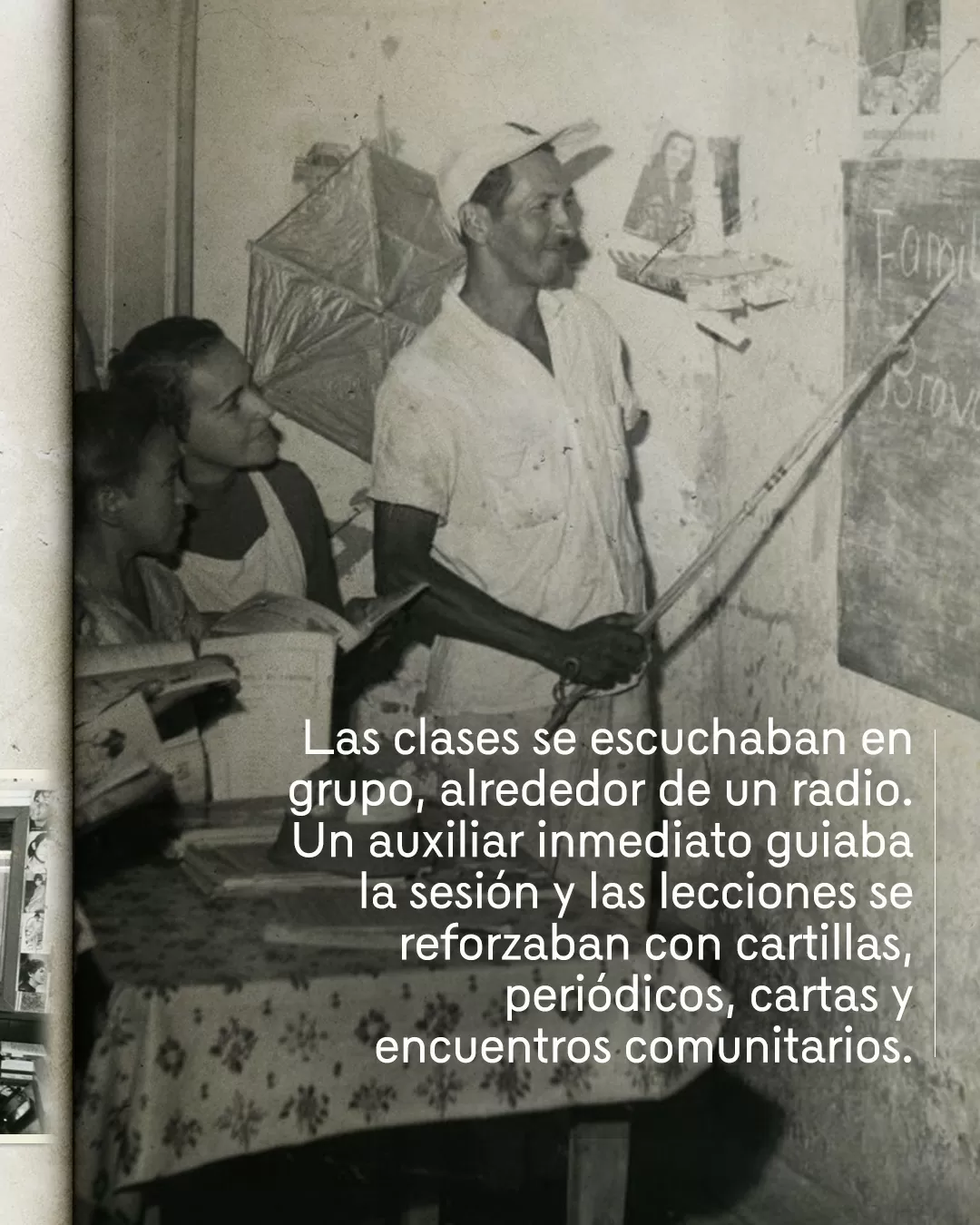 Foto a blanco y negro de personas recibiendo clase, en la Acción Cultural Popular 