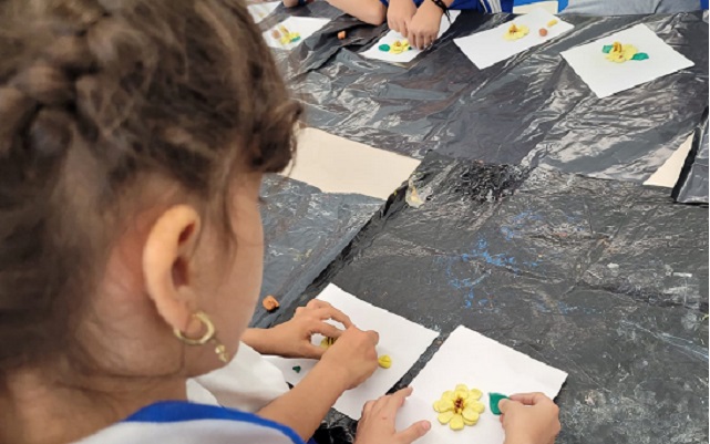 Niños en taller Hagamos las paces con la naturaleza