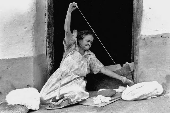 Foto a blanco y negro de Carlos Eslava Flóre sobre las hilanderas y Tejedoras de Charalá y Ocamonte