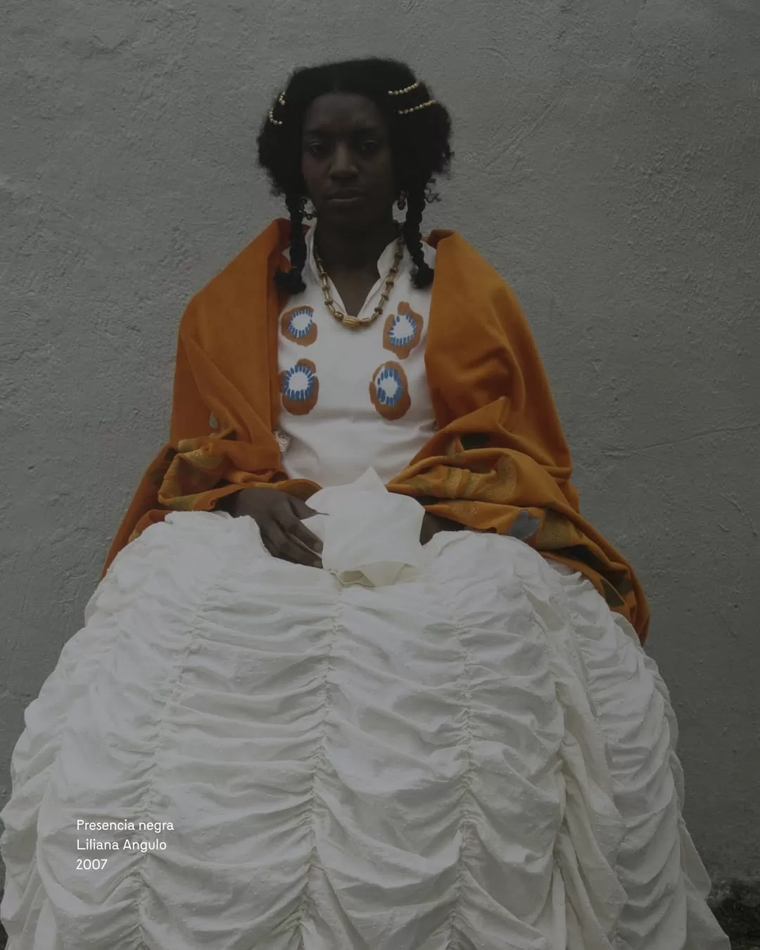 Liliana Angulo usando un atuendo blanco para su obra Presencia Negra