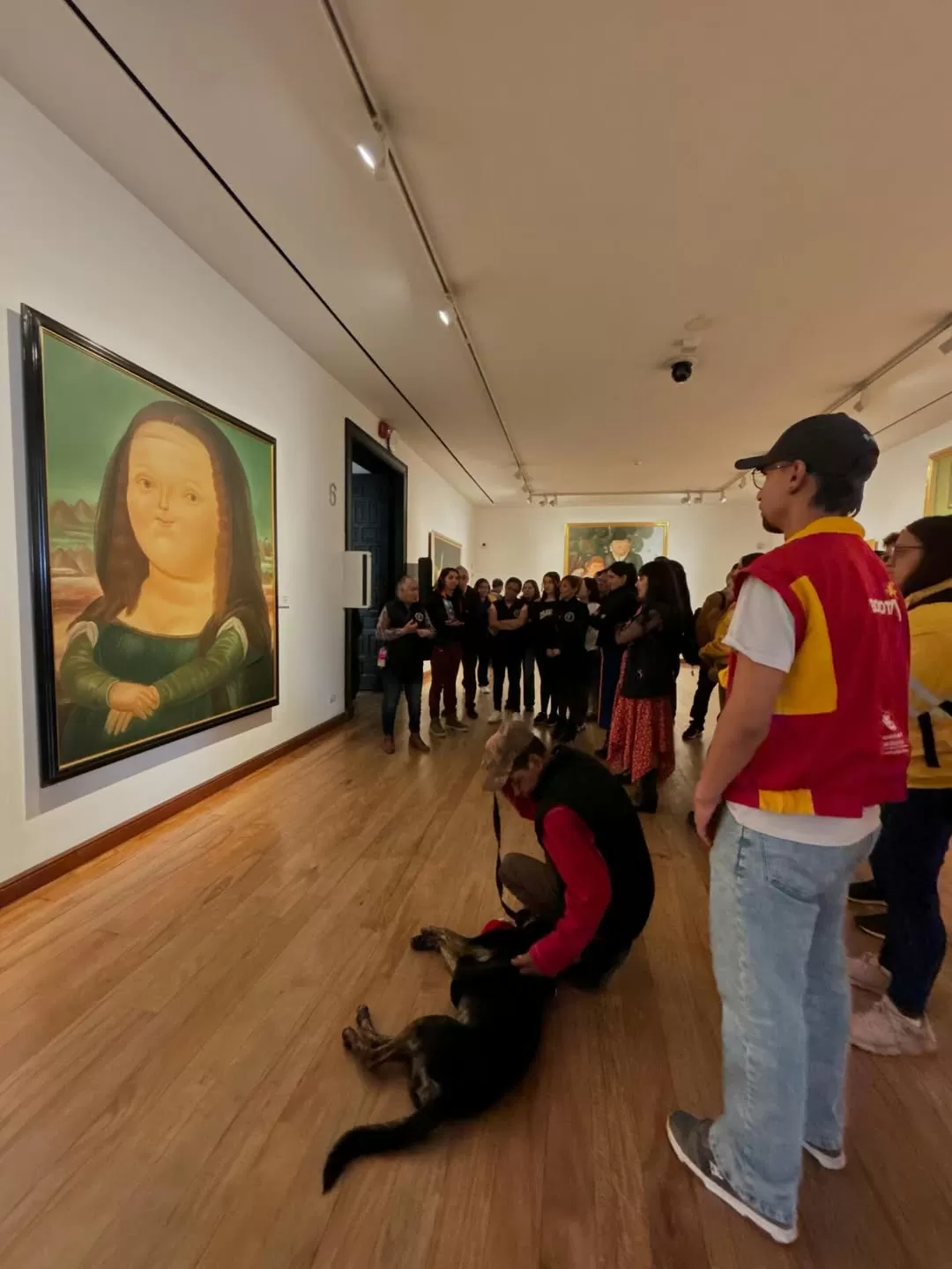 Mediador del proyecto historias de ciudad, observando una obra de Botero en compañía de otros asistentes