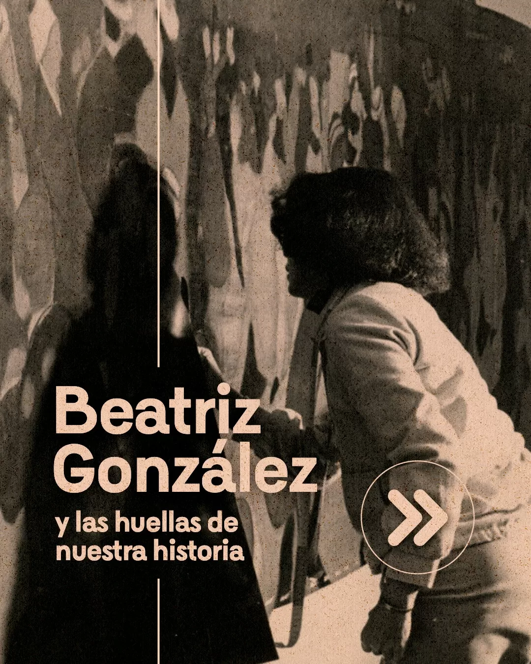 Foto a blanco y negro, de Beatriz González, frente a una de sus obras 