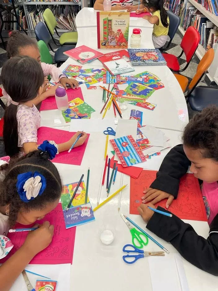 Vacaciones creativas en sala infantil, sucursal Cartagena