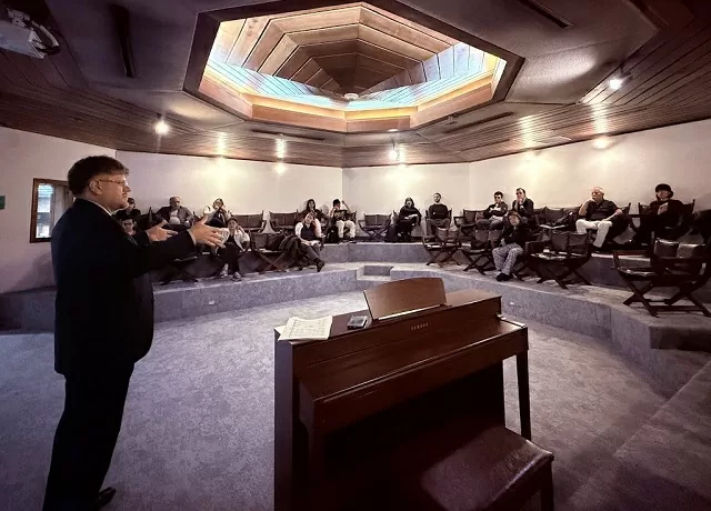 Profesor en la sala de música