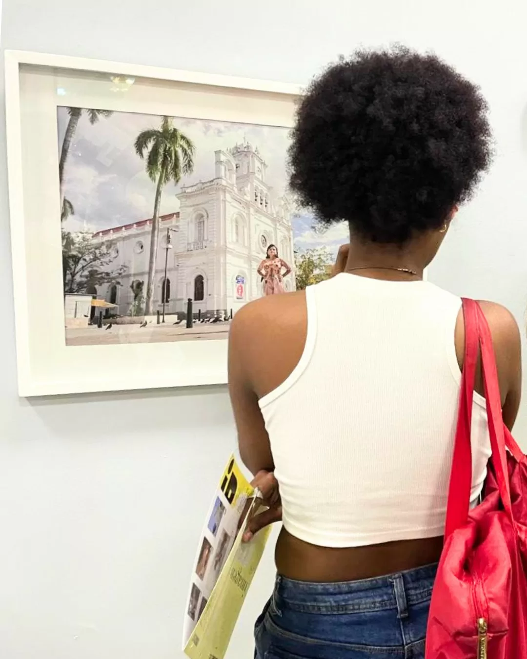 Mujer observando una fotografía, en imagen regional 10