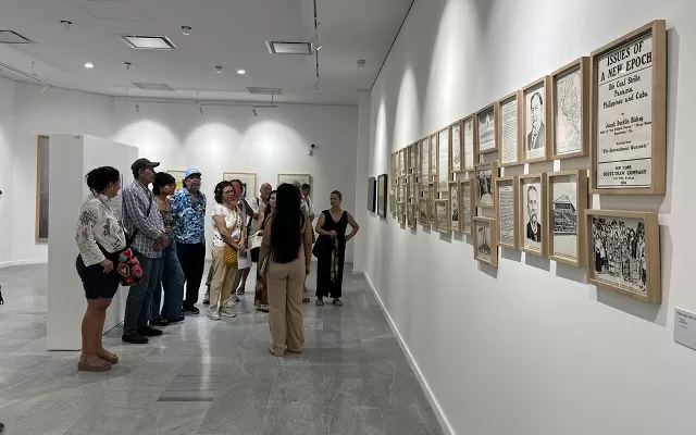 Grupo de personas asistiendo a una visita guiada por la exposición El tigre no es como lo pintan 