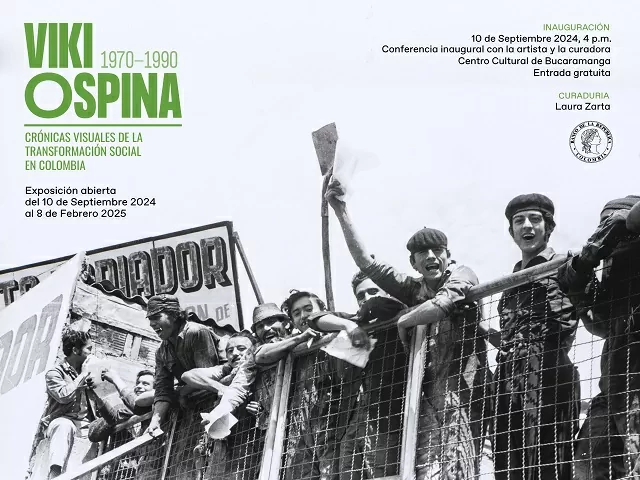 fotografía de viki ospina con la invitación para el evento inaugural de su exposición en Bucaramanga