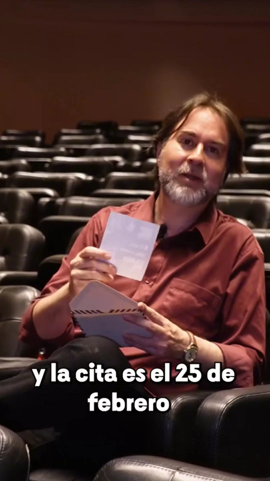 Juan Carlos Garay sosteniendo una invitación para los #60añosdemúsica