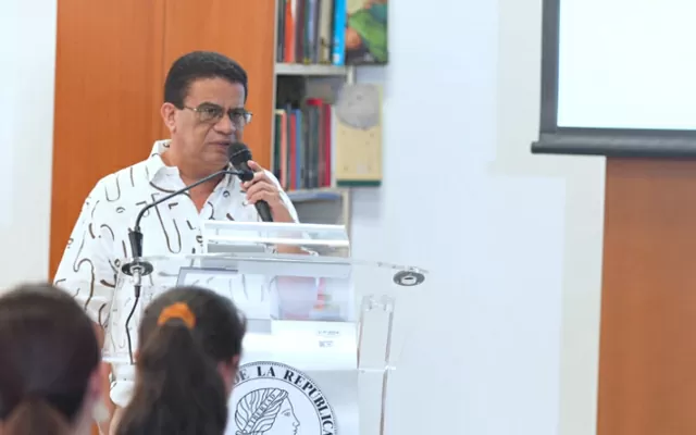 Hombre en un podio, durante una conferencia en Riohacha 