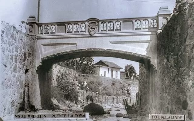 Puente de la Toma sobre quebrada Santa Elena, Medellín, años 30