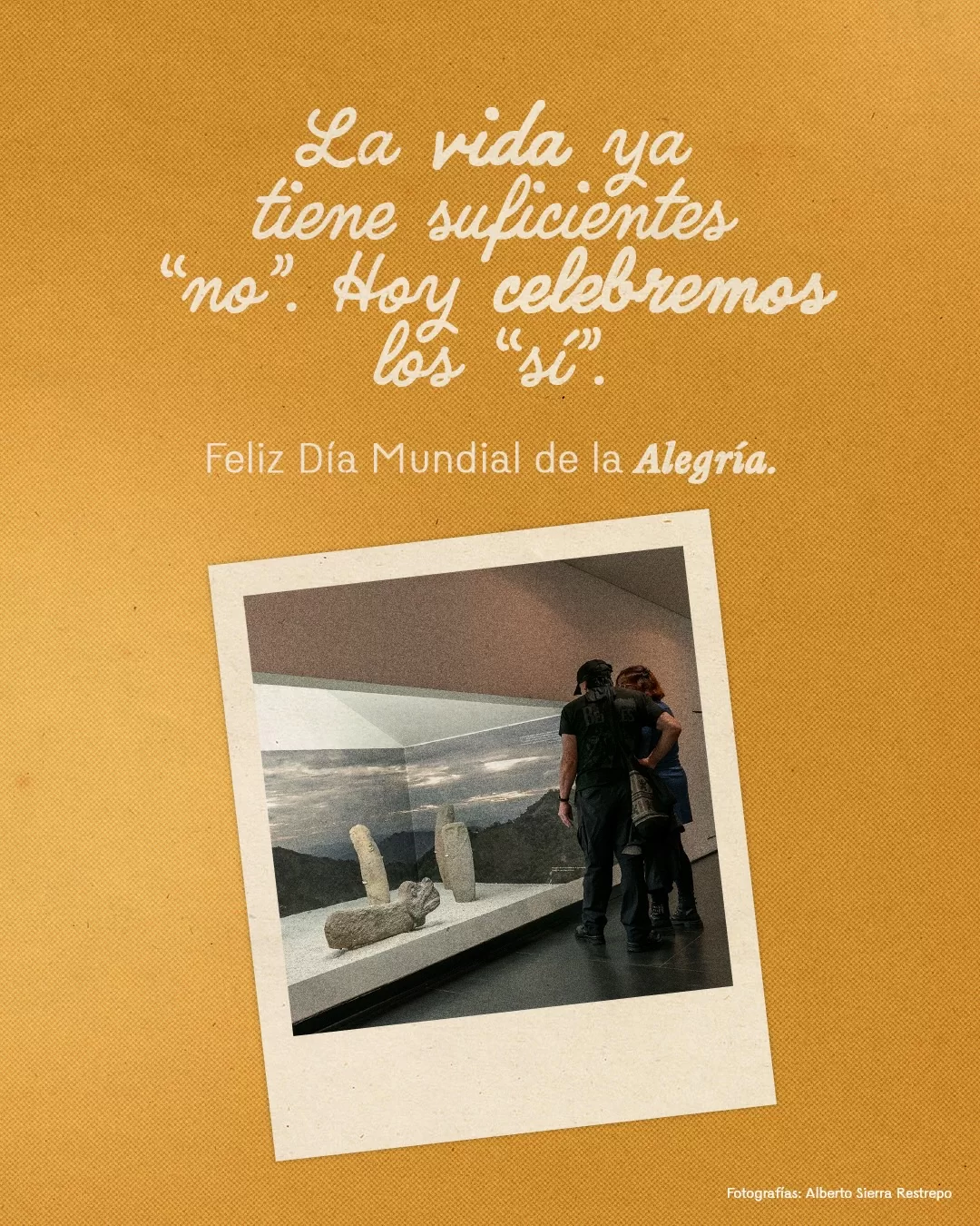 Fotografía de visitantes observando piezas del Museo del Oro y el texto: La vida ya tiene suficientes "no". Hoy celebremos los "si"