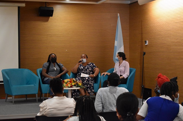 Lanzamiento del libro “Iina lina di yaad: en el patio” en el auditorio del Centro Cultural Foto de las autoras y traductores del libro “Iina lina di yaad: en el patio”