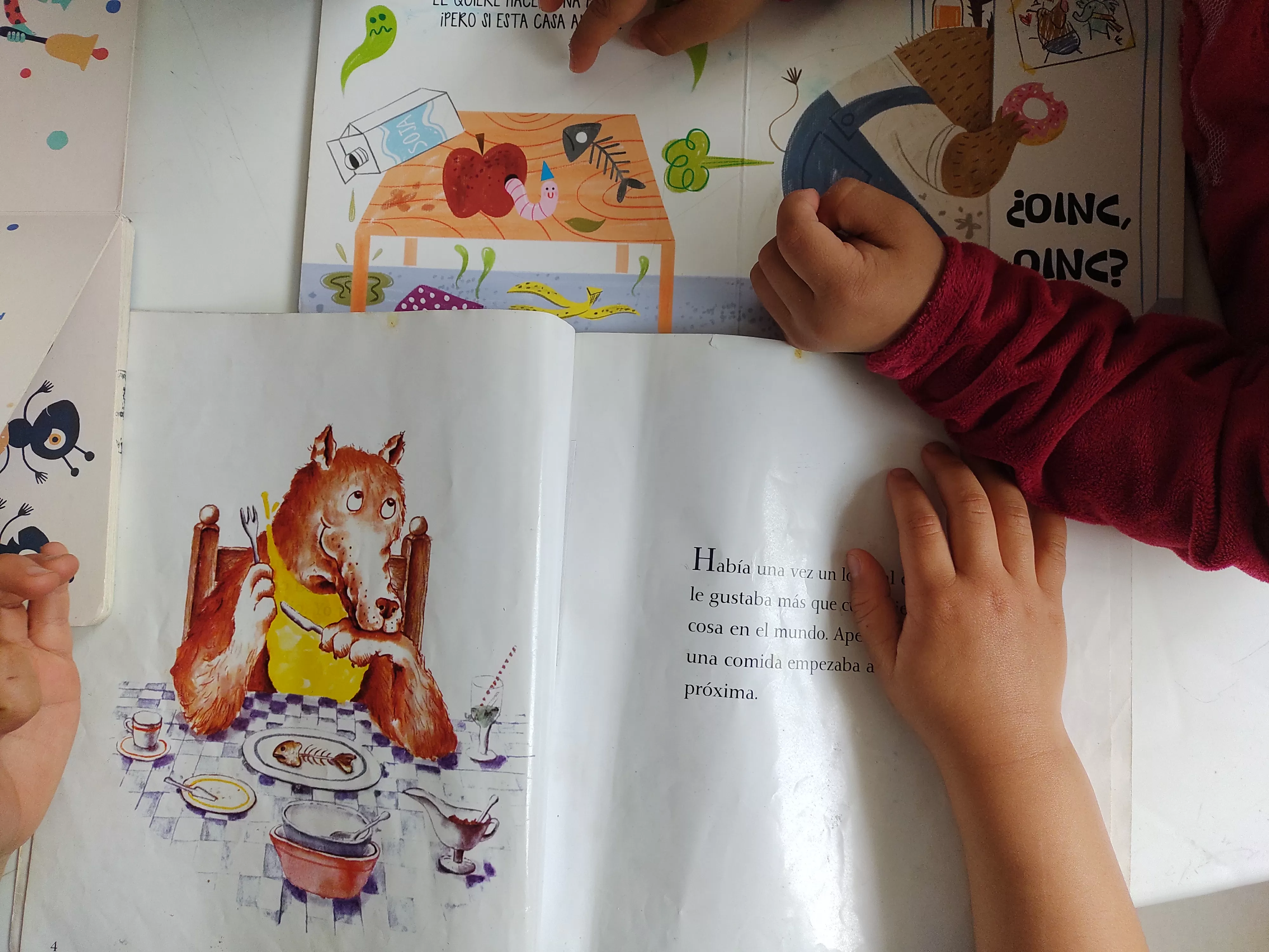 En la imagen se puede ver libros infantiles abiertos 