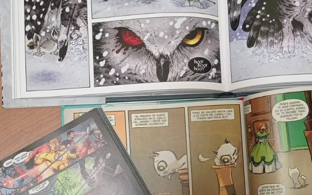 foto de tres libros de cómic donde se reflejan imágenes de colores, viñetas y llama la atención el lenguaje característico de este tipo de texto narrativo
