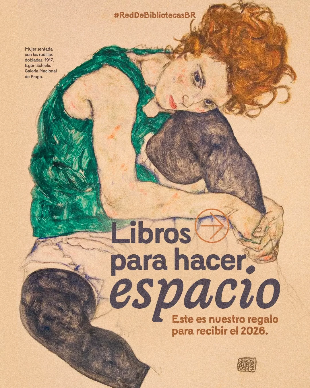 Retrato a color de una muer, sentada, con las rodillas dobladas 