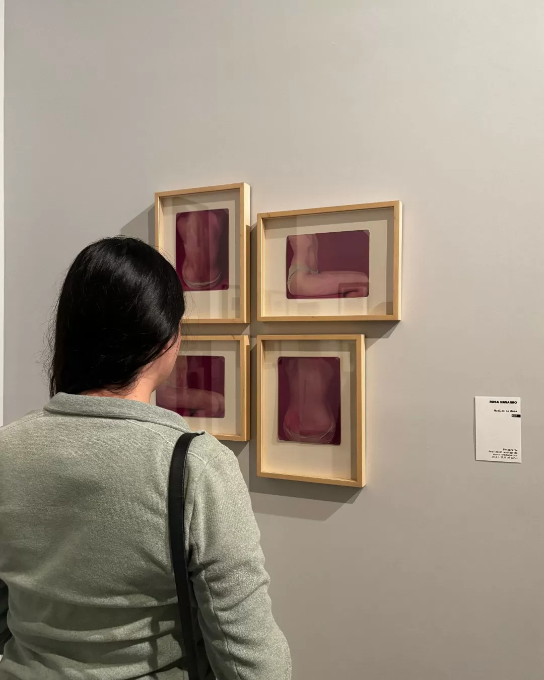 Joven observando una obra de la exposición Liturgias del Cuerpo