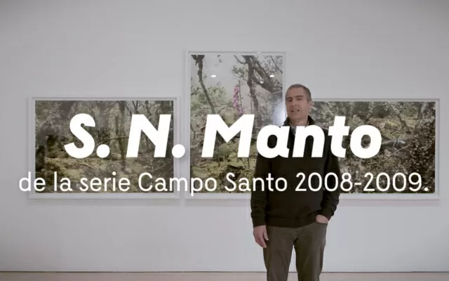 Juan Fernando Herrán, artista colombiano, hablando sobre su obra expuesta en el MAMU 