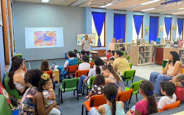 Grupo de niños y niñas en la sala infantil del Centro Cultural Santa Marta