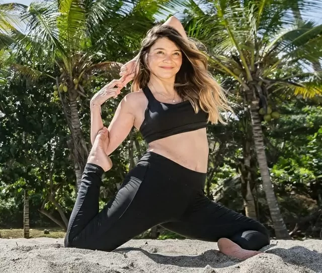 Una mujer haciendo una postura de yoga