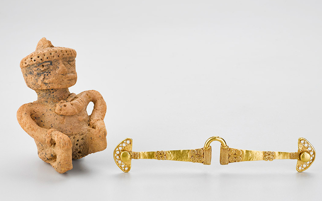 Figurina y nariguera.