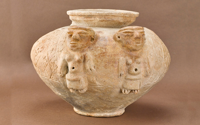 Recipiente decorado con figuras femeninas.