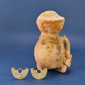 Orejeras y cerámica con orejera puesta.