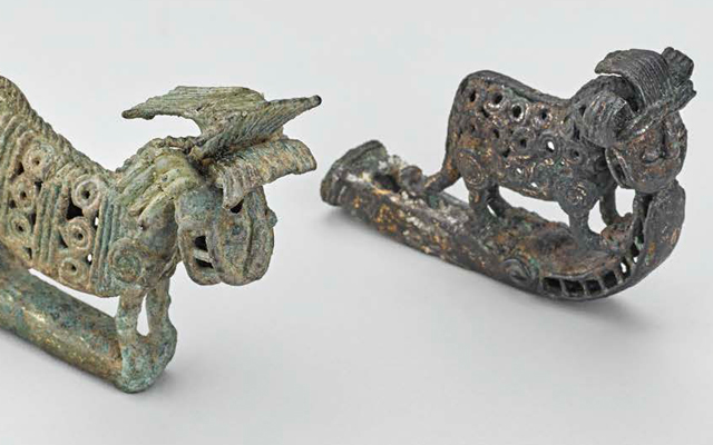 Remates de bastón con felinos.