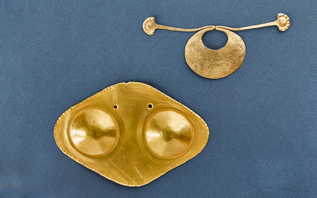 Pectoral y nariguera martillados.